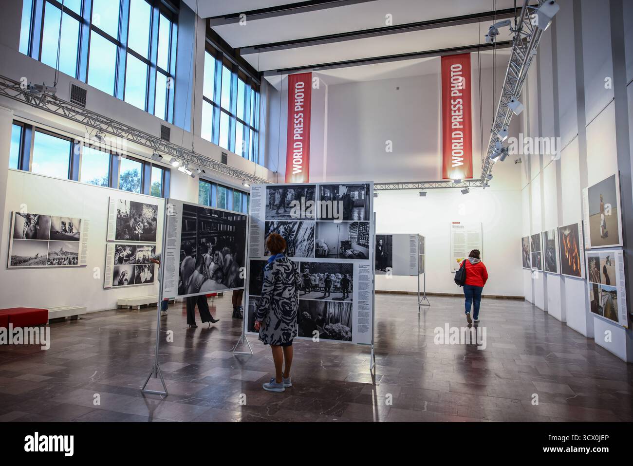Cracovie, Pologne. 03 Oct, 2025. Exposition World Press photo 2025 au Centre culturel Nowa Huta à Cracovie, Pologne, le 3 octobre 2025. (Photo de Beata Zawrzel/NurPhoto)0 crédit : NurPhoto SRL/Alamy Live News Banque D'Images