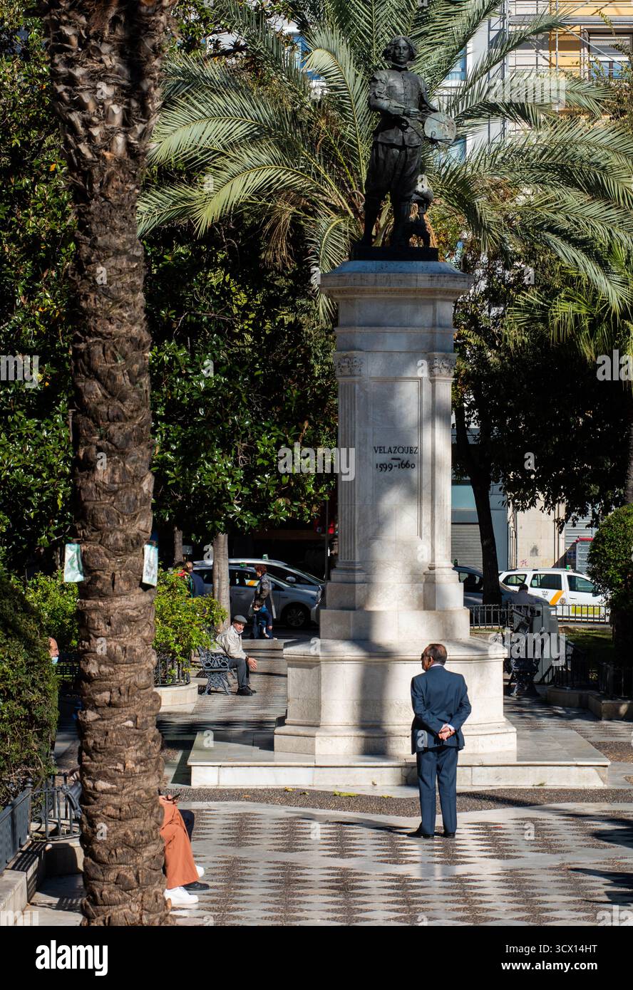 La place Duque à Séville, en Espagne, détient un statut pour le natif Diego Rodríguez de Silva y Velazquez. Banque D'Images
