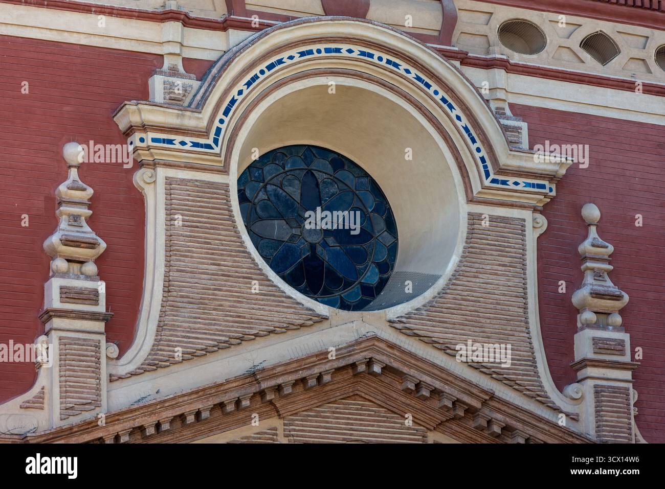Une des fenêtres au-dessus de l'église Salvador à Séville, Espagne. Un des plus anciens édifices religieux de la ville, il a été construit sur une ancienne mosquée. Banque D'Images