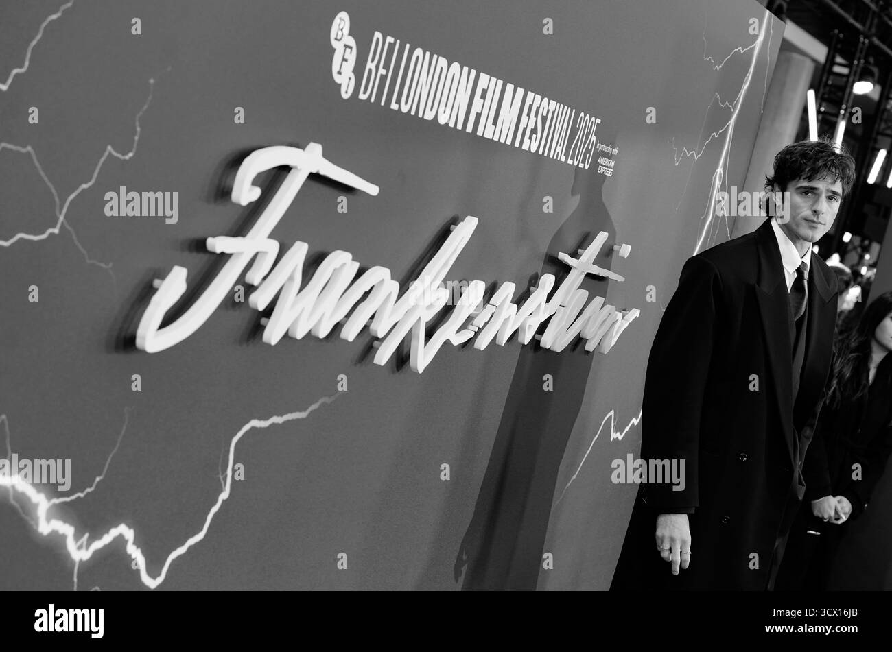 LES RÉDACTEURS S'IL VOUS PLAÎT NOTER, IMAGE CONVERTIE EN NOIR ET BLANC Jacob Elordi assiste à la projection de Frankenstein au Southbank Centre, Royal Festival Hall, Londres, dans le cadre du BFI London film Festival Festival. Date de la photo : lundi 13 octobre 2025. Banque D'Images