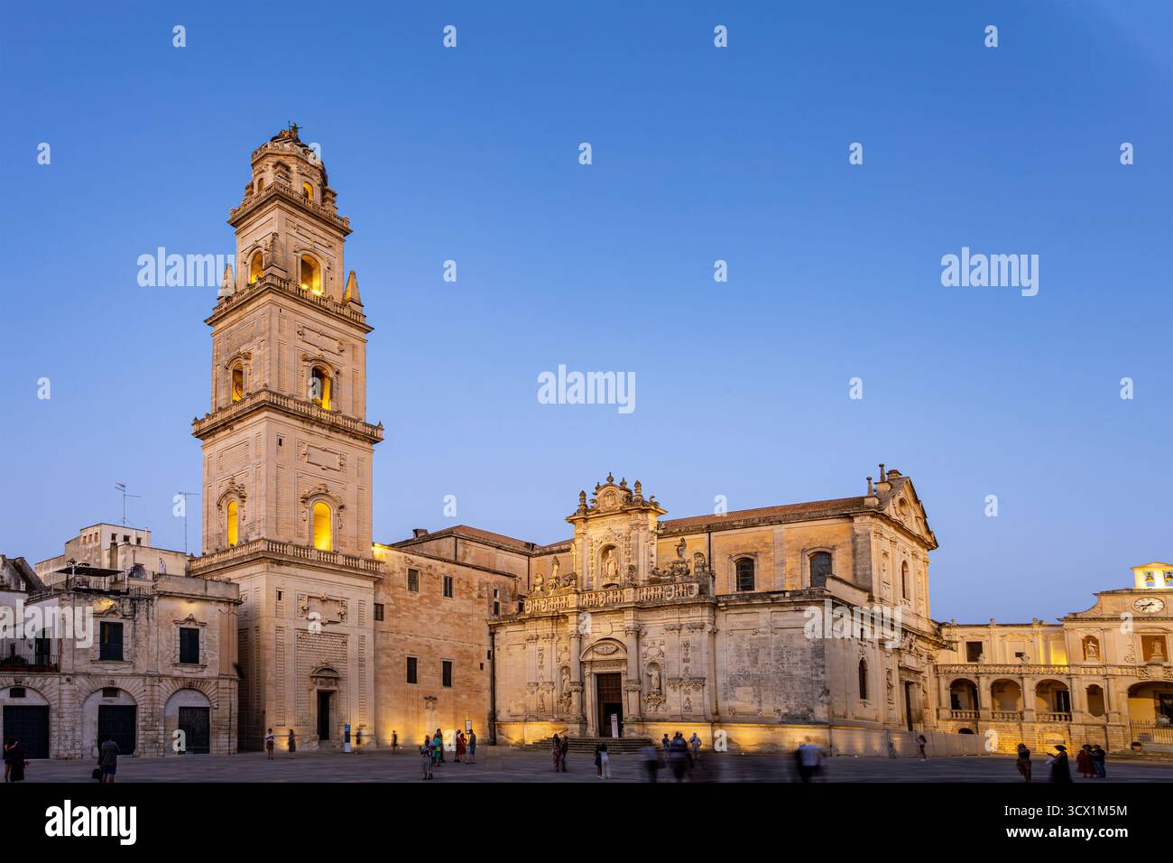 Vue en soirée de la Piazza del Duomo à Lecce, Italie, avec des bâtiments historiques illuminés sous un ciel bleu clair, photographiée le 24 juin 2025. Banque D'Images