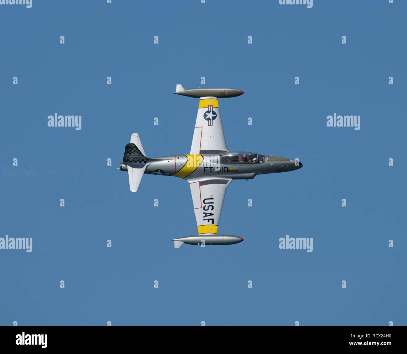 L'Acemaker T-33 vole en solo au-dessus de la baie de San Francisco pendant la Fleet week 2025 SF. Banque D'Images