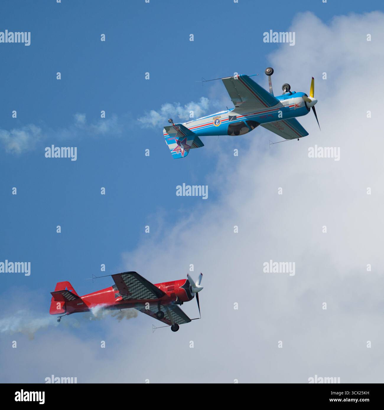 Randy Howell et Cory Lowell de l'équipe de démonstration Sukhoi West survolent la baie de San Francisco pendant la semaine de la flotte de San Francisco 2025 SF avec les logos Clickle sur l'aile. Banque D'Images