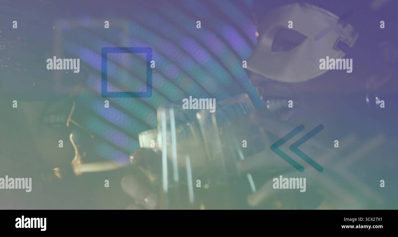 Sirotant femme portant un demi-masque facial et un haut rayé dans le salon, avec cocktail pâle, formes graphiques Banque D'Images