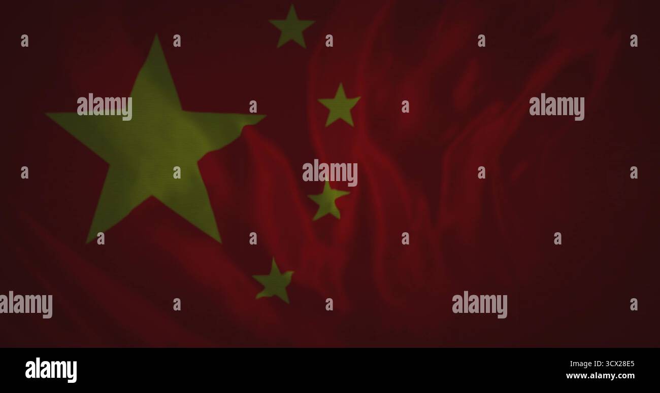 Affichage du drapeau rouge sous un éclairage doux, avec une grande étoile dorée et quatre étoiles plus petites Banque D'Images