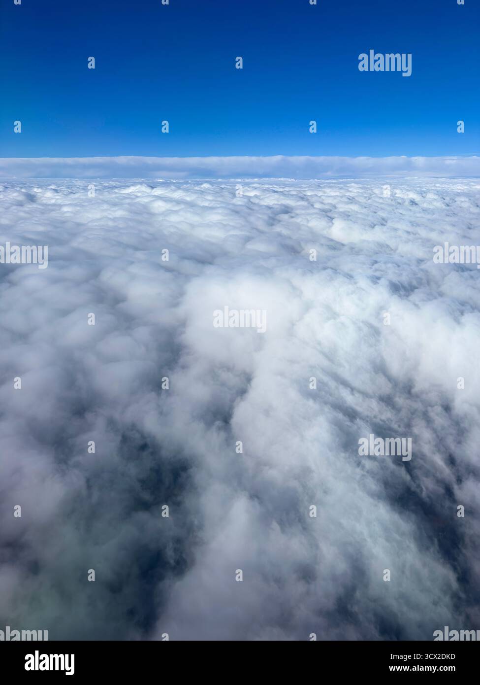 Voler au-dessus des nuages dans un avion Banque D'Images