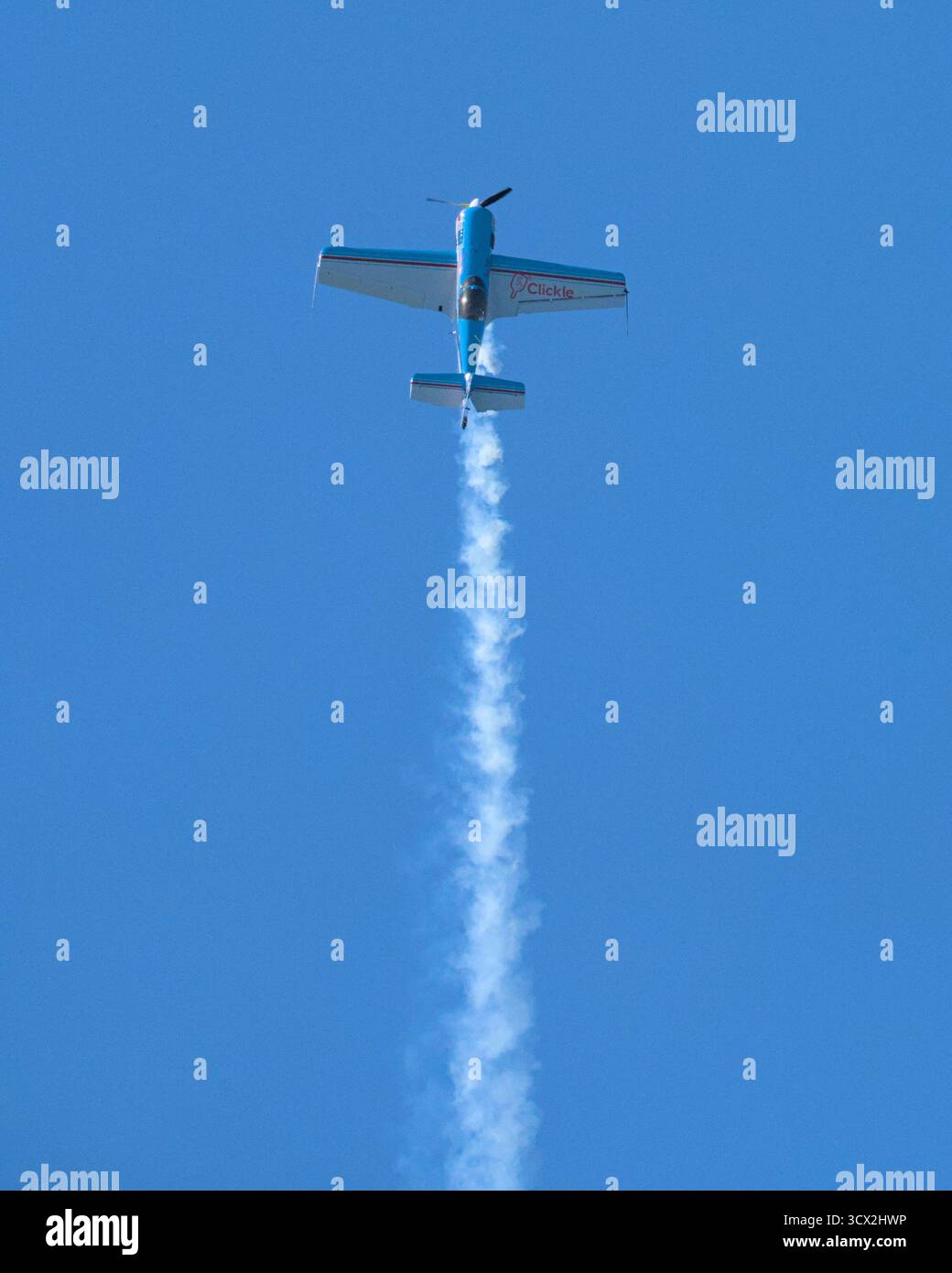 Randy Howell et Cory Lowell de l'équipe de démonstration Sukhoi West survolent la baie de San Francisco pendant la semaine de la flotte de San Francisco 2025 SF avec les logos Clickle sur l'aile. Banque D'Images