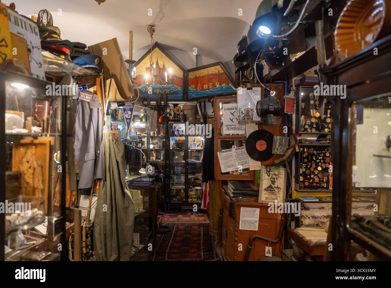 Varsovie, Pologne, 12 octobre 2025, intérieur encombré d'une boutique de souvenirs anciens et militaires Banque D'Images