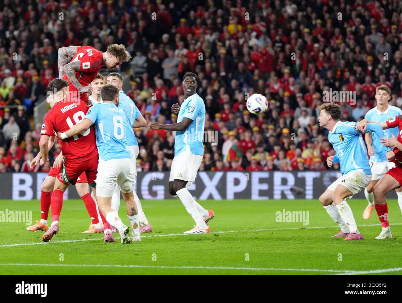 Joe Rodon du pays de Galles marque le premier but de son équipe lors du match de qualification européen de la Coupe du monde de la FIFA au stade de Cardiff City. Date de la photo : lundi 13 octobre 2025. Banque D'Images