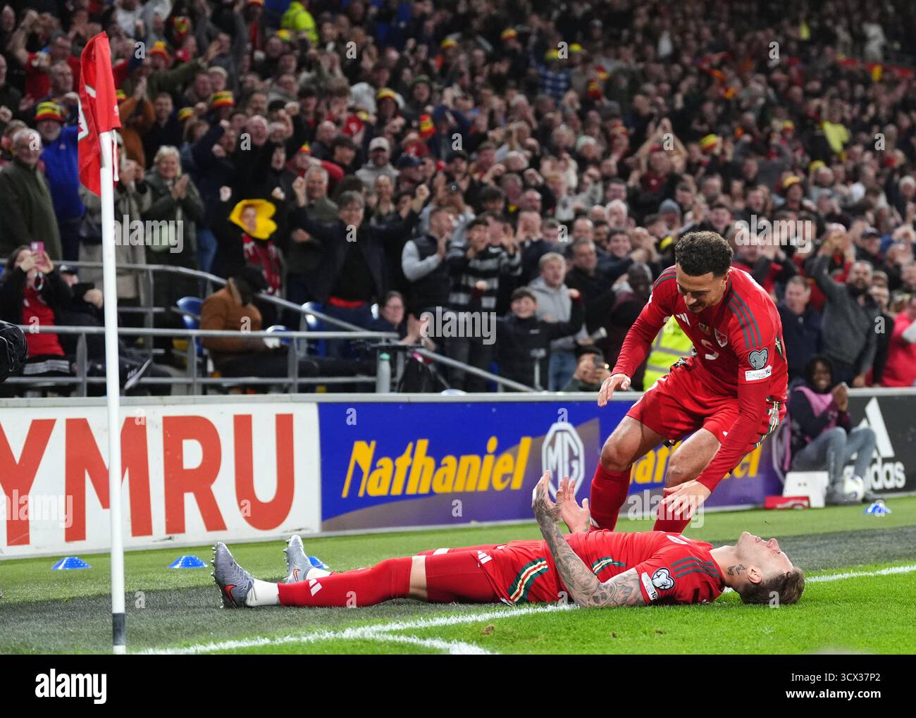 Joe Rodon du pays de Galles célèbre le premier but de son équipe lors du match de qualification européen de la Coupe du monde de la FIFA au stade de Cardiff City. Date de la photo : lundi 13 octobre 2025. Banque D'Images