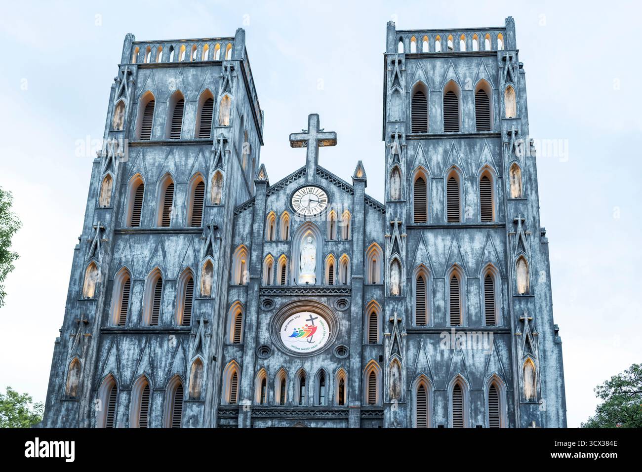 Style néo-gothique du 19ème siècle, église catholique, avec une façade de nombreuses petites arches, incandescente avec des lumières après le coucher du soleil, une destination touristique populaire et ma Banque D'Images
