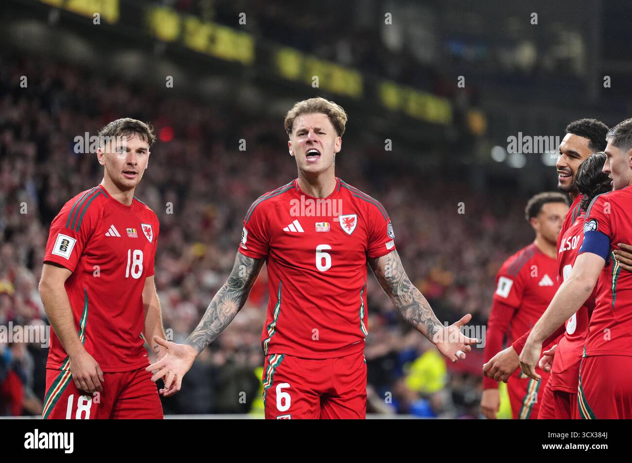 Joe Rodon du pays de Galles célèbre le premier but de son équipe lors du match de qualification européen de la Coupe du monde de la FIFA au stade de Cardiff City. Date de la photo : lundi 13 octobre 2025. Banque D'Images