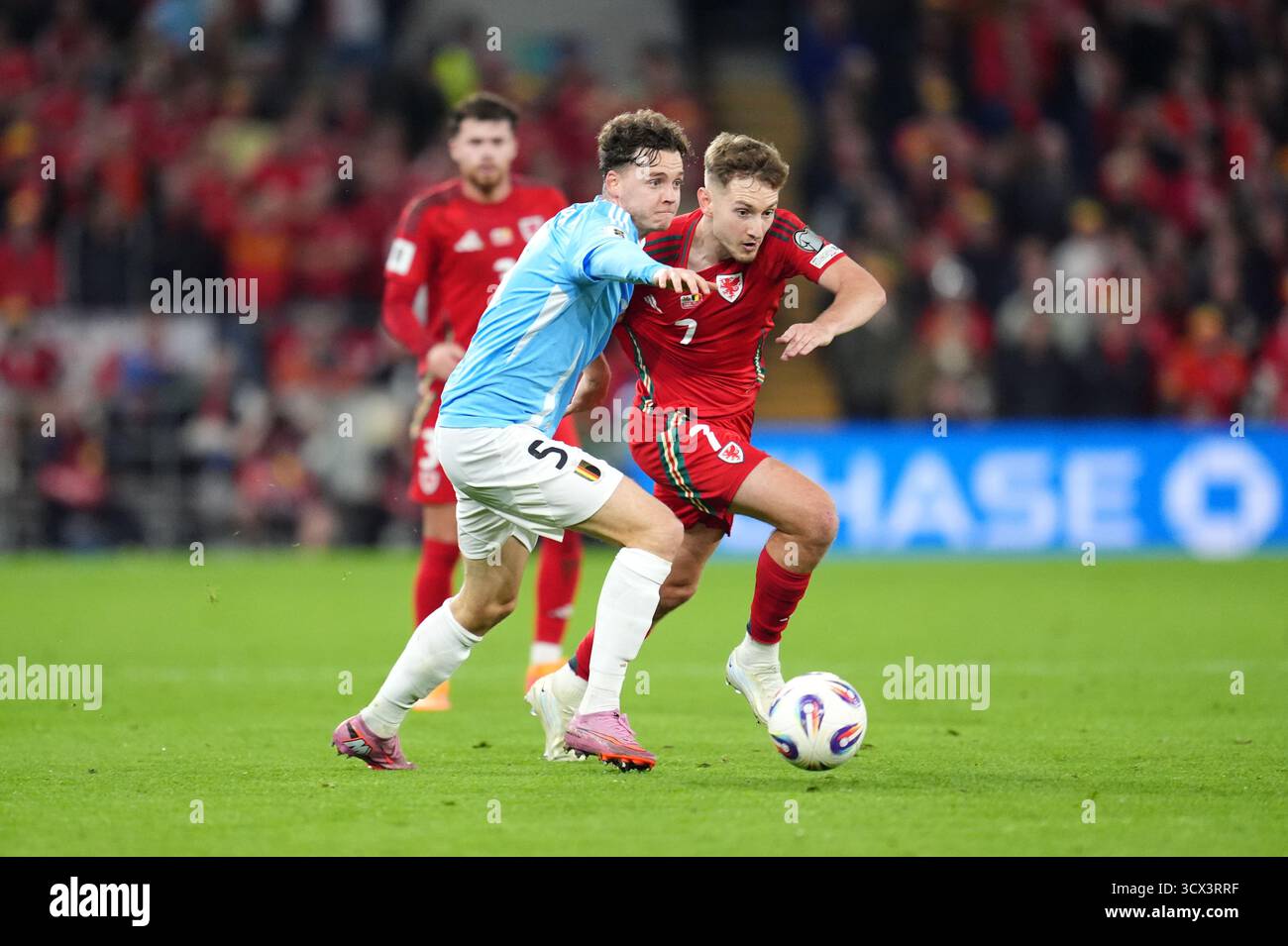 Le gallois David Brooks et le belge Maxim de Cuyper s'affrontent pour le ballon lors du match de qualification européen de la Coupe du monde de la FIFA au stade de Cardiff. Date de la photo : lundi 13 octobre 2025. Banque D'Images
