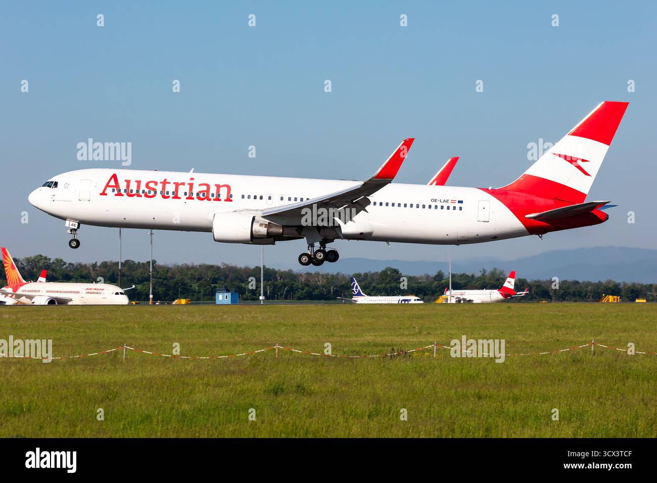 Vienne, Autriche - 2 mai 2025 : Boeing 767-300 d'Austrian Airlines à l'aéroport de Vienne. Aviation et aéronefs. Transport aérien et voyages. FL Banque D'Images