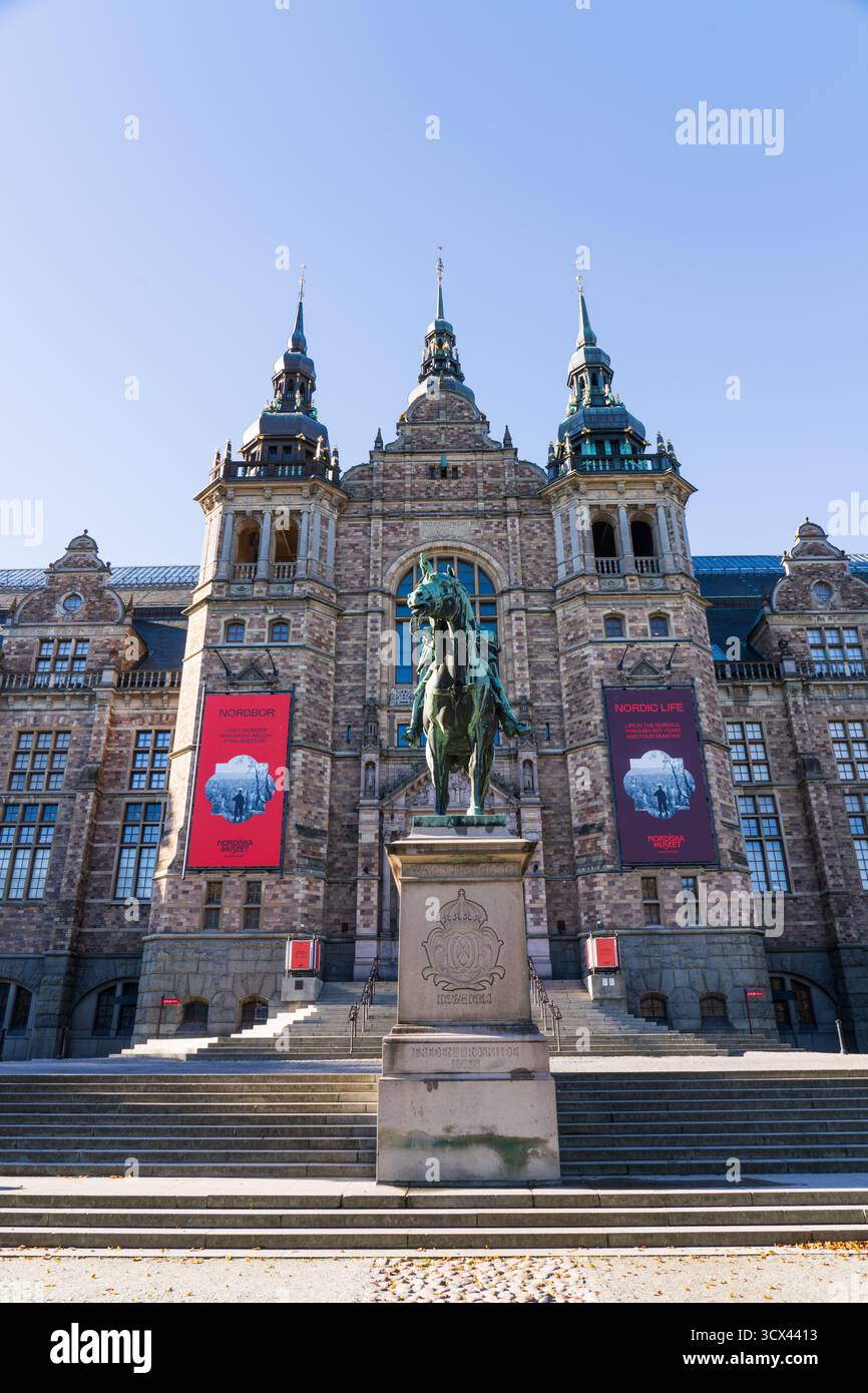 Stockholm, Suède - 9 octobre 2025 : L'entrée du Musée nordique sur Djurgården, et la statue de Karl X Gustav sur un cheval Banque D'Images