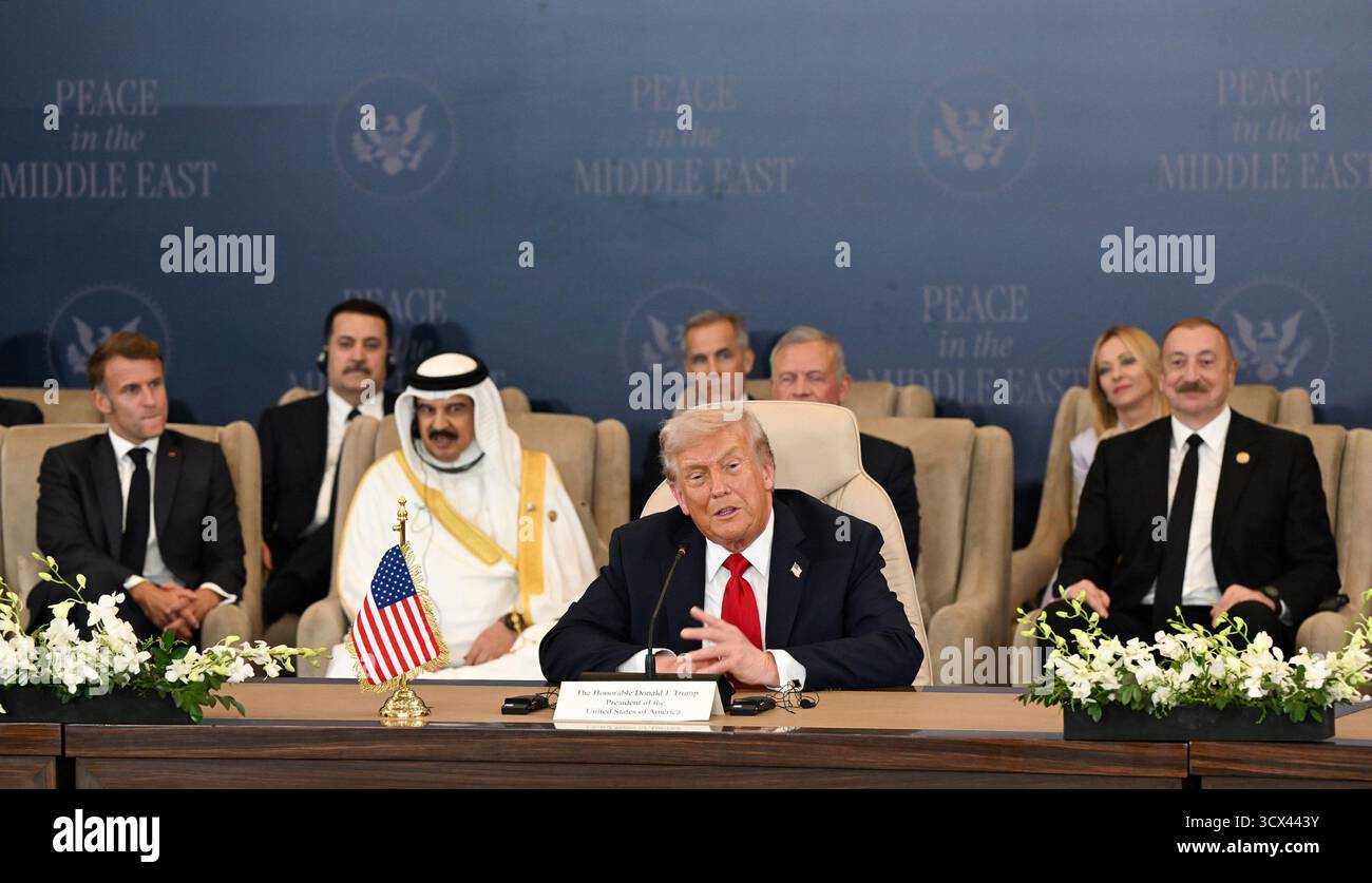 Sharm El Sheikh, Égypte. 13 octobre 2025. Le président AMÉRICAIN Donald Trump (C) prononce un discours lors du Sommet de la paix de Gaza à Charm el-Cheikh, le 13 octobre 2025. Co-présidé par le président américain Donald Trump et le président el-Sissi, le sommet a réuni plus de 20 dirigeants mondiaux pour commémorer le cessez-le-feu à Gaza et la libération des otages israéliens en échange de détenus palestiniens. Photo de la Présidence égyptienne/UPI crédit : UPI/Alamy Live News Banque D'Images