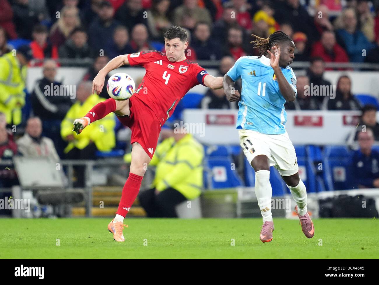 Ben Davies (à gauche) et Jeremy Doku (à gauche), le belge, s'affrontent pour le ballon lors du match de qualification européen de la Coupe du monde de la FIFA au stade de Cardiff. Date de la photo : lundi 13 octobre 2025. Banque D'Images