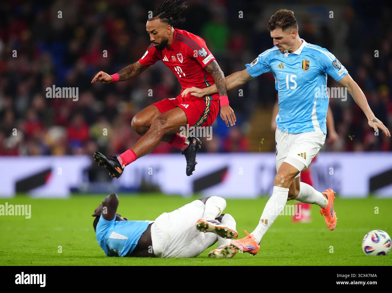 Sorba Thomas du pays de Galles passe devant un joueur belge lors du match de qualification européen de la Coupe du monde de la FIFA au stade de Cardiff City. Date de la photo : lundi 13 octobre 2025. Banque D'Images