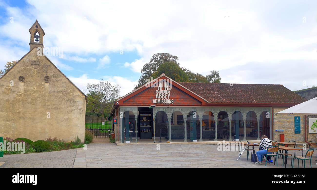 Entrée à l'abbaye de Glastonbury, Somerset, Angleterre du Sud-Ouest, Royaume-Uni. Prise en octobre 2025 automne Banque D'Images