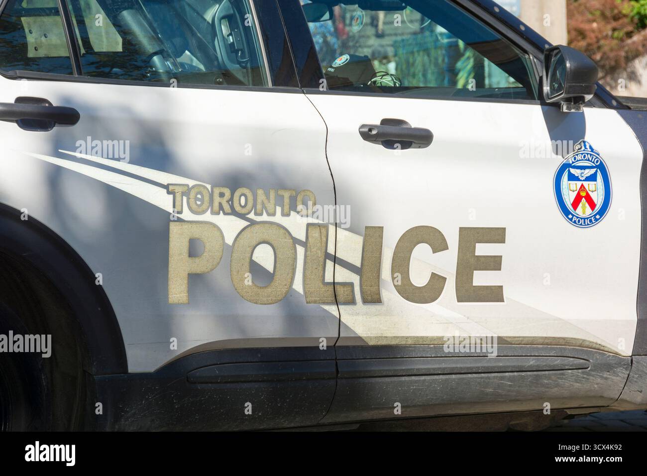 Une voiture de police de Toronto stationnée à une intersection achalandée pour aider à la sécurité des piétons Banque D'Images