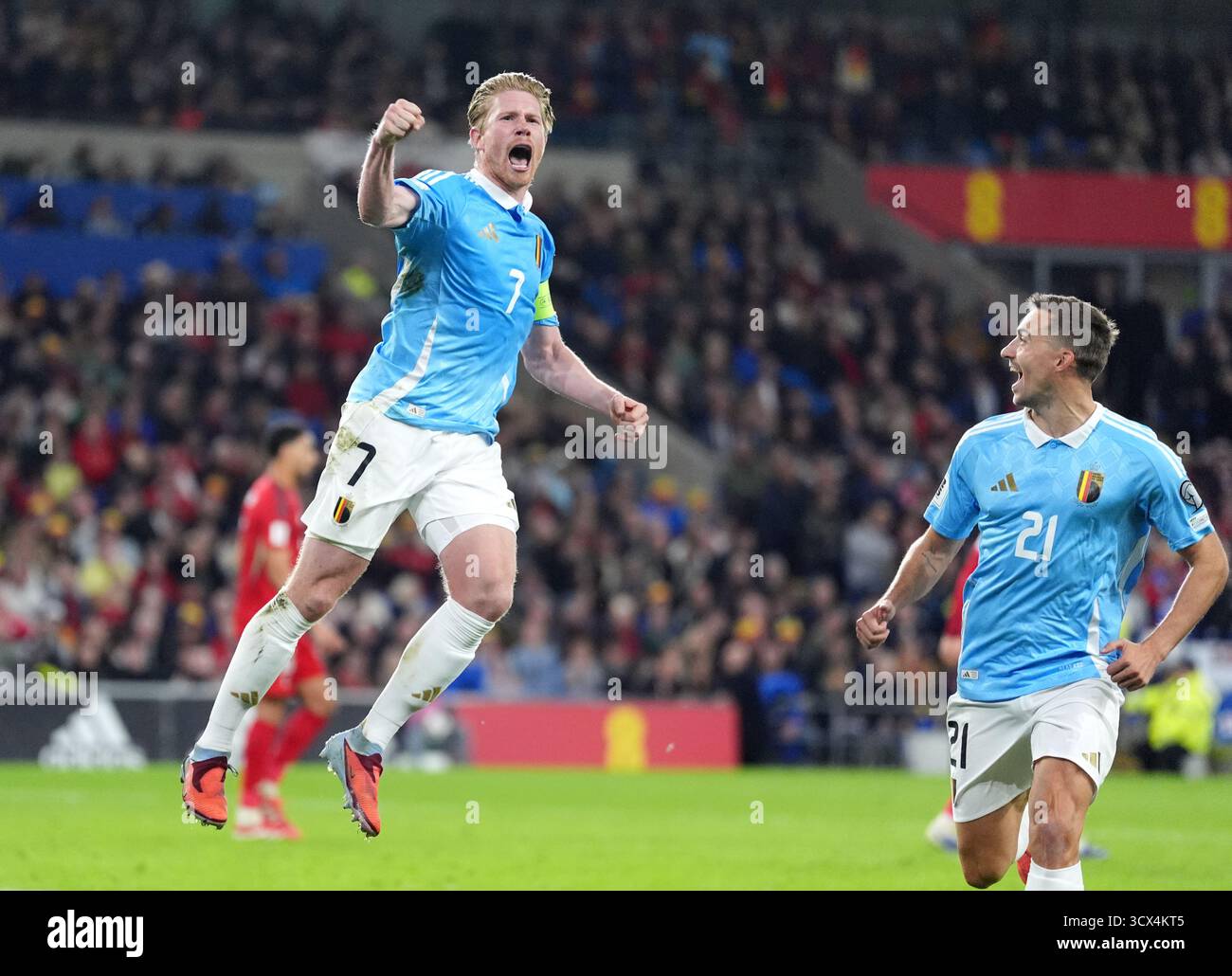 Le belge Kevin de Bruyne célèbre avoir marqué le troisième but de son équipe lors d'un penalty lors du match de qualification européen de la Coupe du monde de la FIFA au stade de Cardiff. Date de la photo : lundi 13 octobre 2025. Banque D'Images