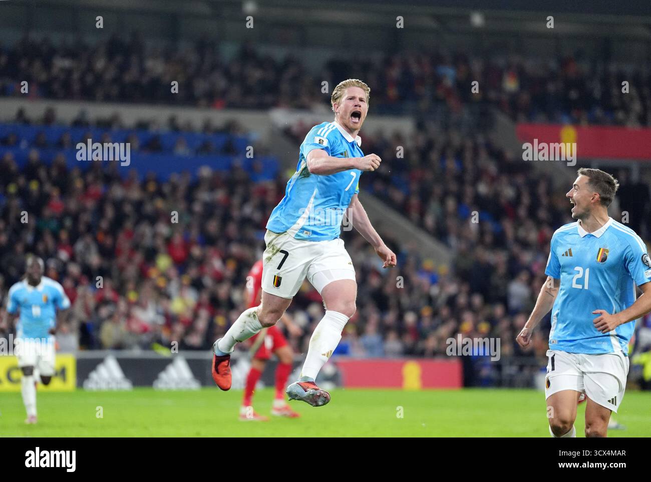 Le belge Kevin de Bruyne célèbre avoir marqué le troisième but de son équipe lors d'un penalty lors du match de qualification européen de la Coupe du monde de la FIFA au stade de Cardiff. Date de la photo : lundi 13 octobre 2025. Banque D'Images
