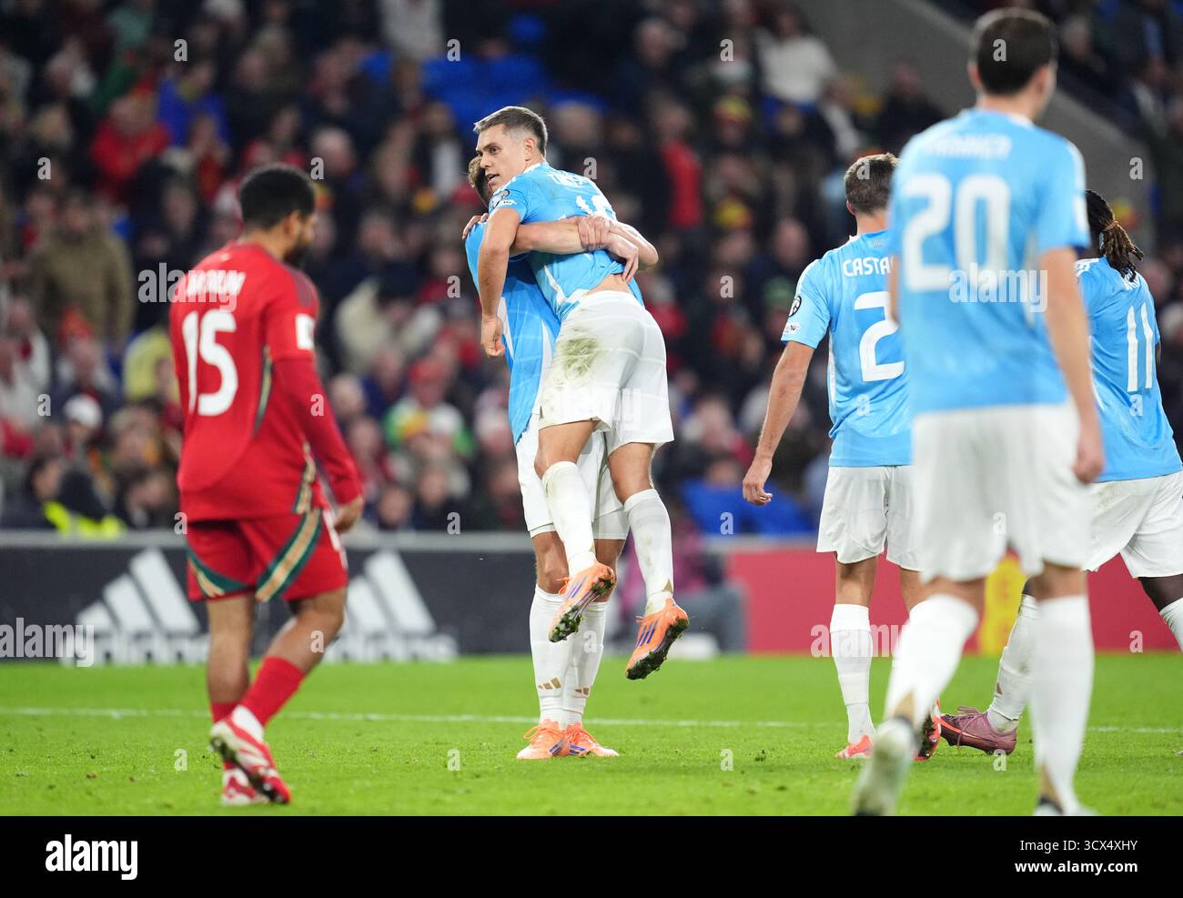 Le belge Leandro Trossard (au centre) célèbre avoir marqué le quatrième but de son équipe lors du match de qualification européen de la Coupe du monde de la FIFA au stade de Cardiff. Date de la photo : lundi 13 octobre 2025. Banque D'Images