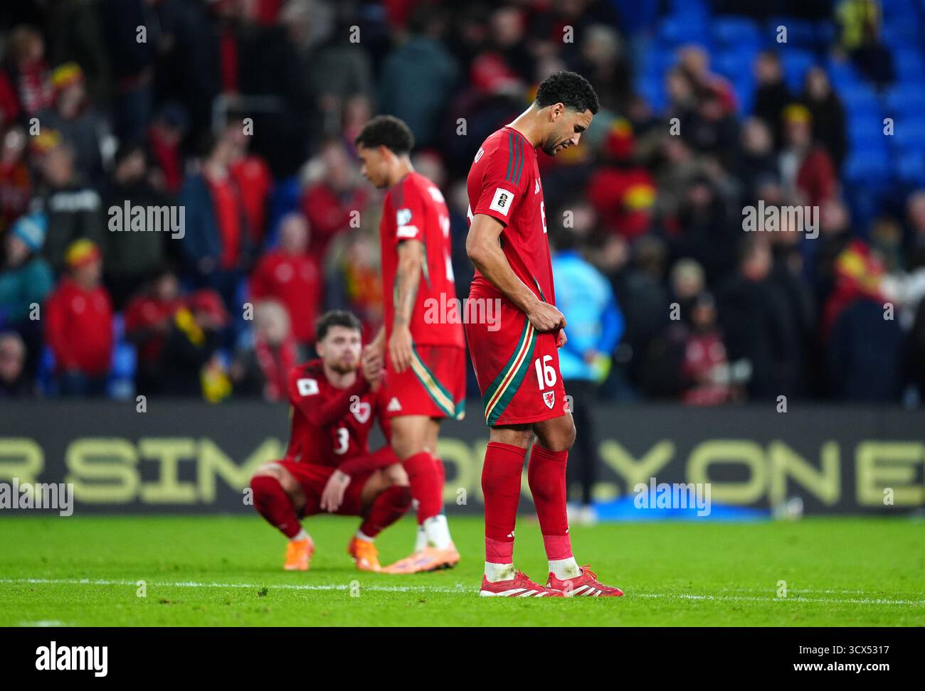 Les joueurs du pays de Galles semblent abattus après le match de qualification européen de la Coupe du monde de la FIFA au stade de Cardiff City. Date de la photo : lundi 13 octobre 2025. Banque D'Images