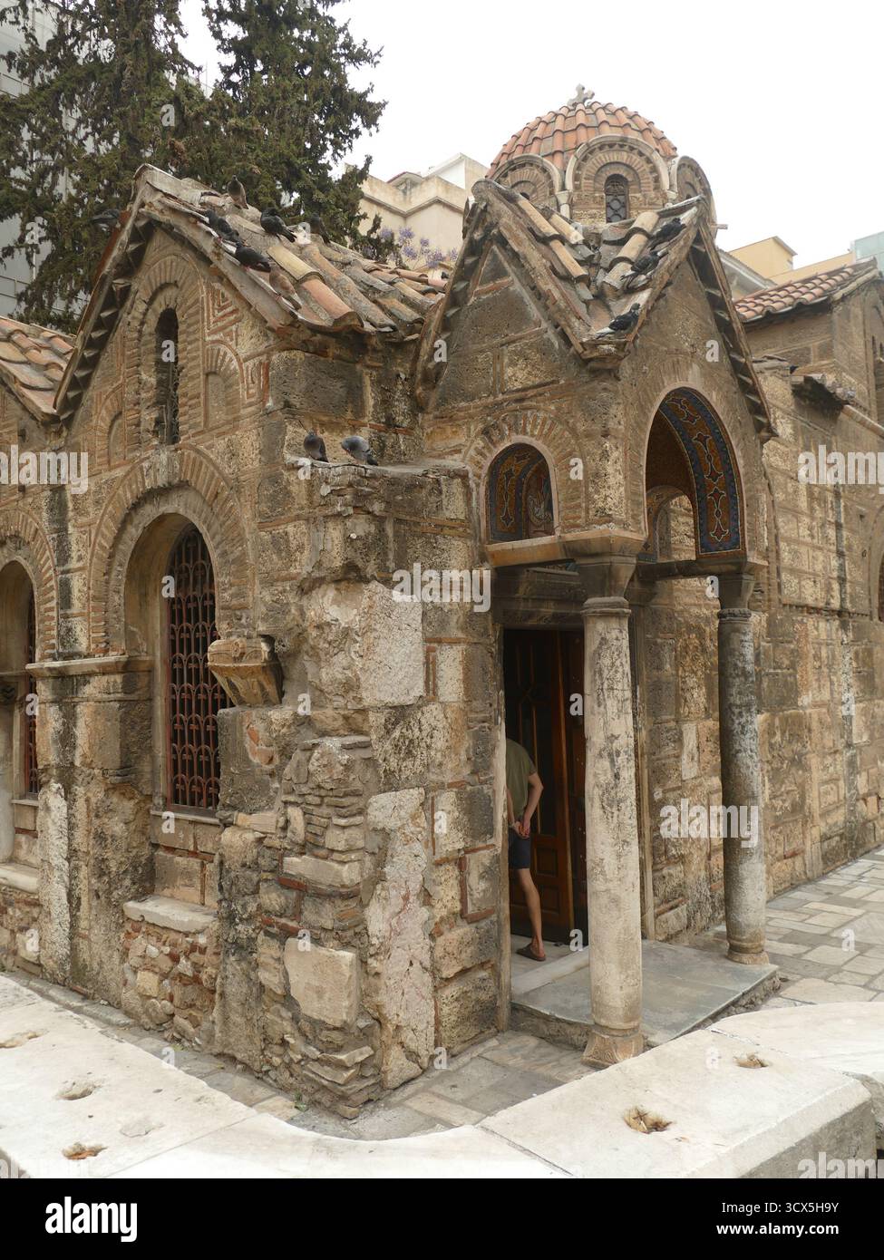 ATHÈNES, GRÈCE - 16 MAI 2025 - touriste marchant à l'intérieur de l'église byzantine historique située dans le quartier Plaka d'Athènes Banque D'Images