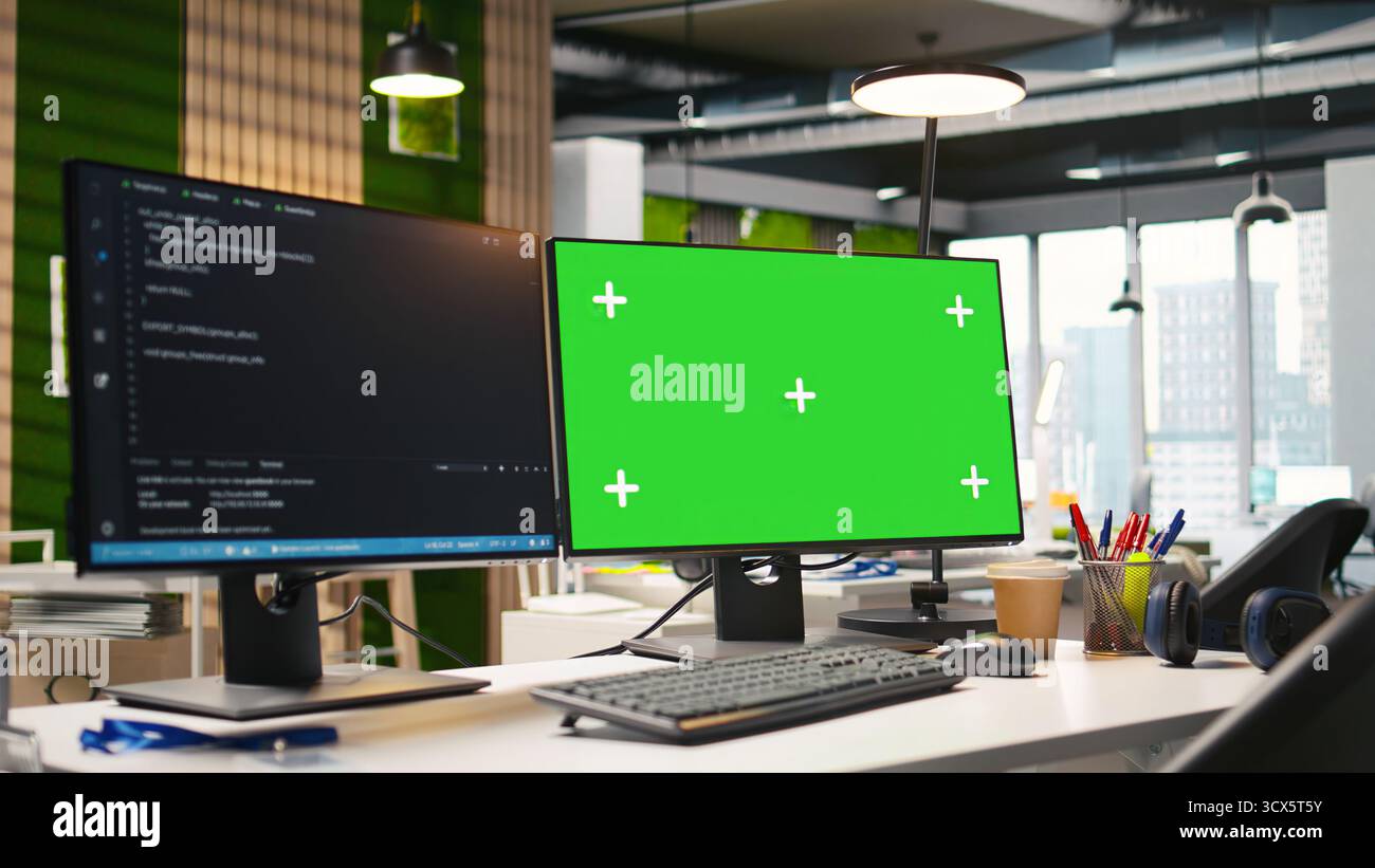 Ordinateur maquette dans un bureau de démarrage INFORMATIQUE vide affichant les langages de programmation utilisés pour la construction d'applications. Ordinateur d'écran vert montrant le code dans l'agence de développement de logiciels sans personne dans Banque D'Images