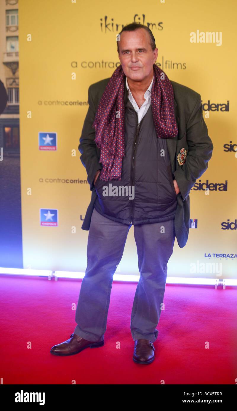 Madrid, Espagne, le 13 octobre 2025 : L'écrivain et journaliste José Vergara pose pour les médias lors de la première Photocall 'le dîner' le 13 octobre 2025, au Kinépolis Ciudad de la IMAX à Madrid, Espagne. Crédit : Alberto Brevers / Alamy Live News. Banque D'Images