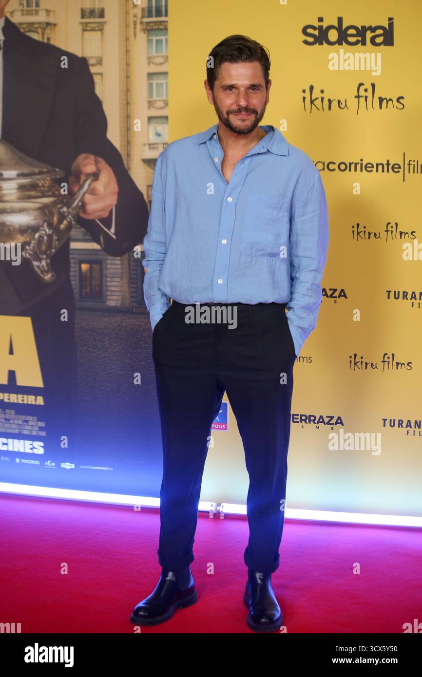 Madrid, Espagne, 13 octobre 2025 : L'acteur Toni Agustí pose pour les médias lors de la première Photocall du "dîner" le 13 octobre 2025, au Kinépolis Ciudad de la IMAX à Madrid, Espagne. Crédit : Alberto Brevers / Alamy Live News. Banque D'Images