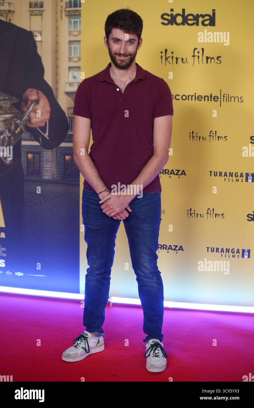 Madrid, Espagne, le 13 octobre 2025 : le réalisateur Luis Navarrete pose pour les médias lors de la première Photocall 'le dîner' le 13 octobre 2025, au Kinépolis Ciudad de la IMAX à Madrid, Espagne. Crédit : Alberto Brevers / Alamy Live News. Banque D'Images