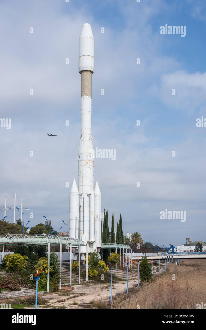 Une photographie du fac-similé Ariane 4 Rocket placé au Pavillon des sciences de l'exposition universelle de 1992 à Séville, en Espagne. Banque D'Images