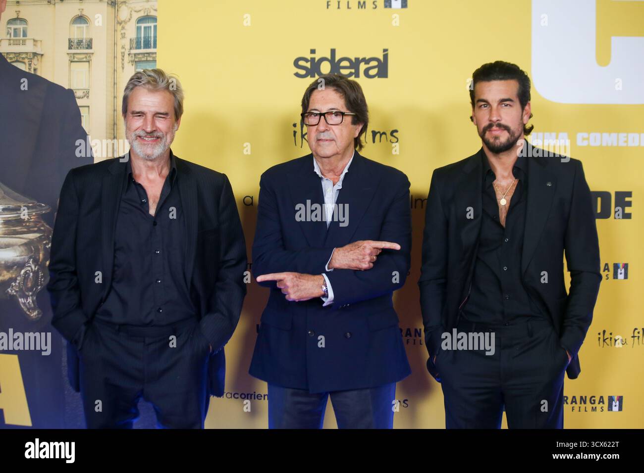 Madrid, Espagne, 13 octobre 2025 : les acteurs Alberto San Juan (G) et Mario Casas (d) ainsi que le réalisateur Manuel Gómez Pereira (M) posent pour les médias lors de la première Photocall du "dîner" le 13 octobre 2025, au Kinépolis Ciudad de la IMAX à Madrid, Espagne. Crédit : Alberto Brevers / Alamy Live News. Banque D'Images