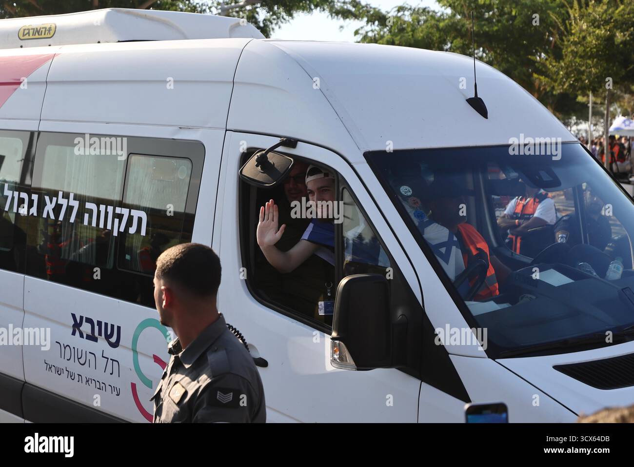 Ramat Gan (Israël. 13 octobre 2025. Un otage libéré arrive dans un hôpital de Ramat Gan, Israël, 13 octobre 2025. L’armée israélienne a annoncé lundi que tous les otages encore vivants détenus par le Hamas à Gaza se trouvaient désormais en Israël, alors que le pays commençait à libérer des prisonniers palestiniens. Crédit : Jamal Awad/Xinhua/Alamy Live News Banque D'Images Ramat Gan (Israël. 13 octobre 2025. Un otage libéré arrive dans un hôpital de Ramat Gan, Israël, 13 octobre 2025. L’armée israélienne a annoncé lundi que tous les otages encore vivants détenus par le Hamas à Gaza se trouvaient désormais en Israël, alors que le pays commençait à libérer des prisonniers palestiniens. Crédit : Jamal Awad/Xinhua/Alamy Live News Banque D'Images