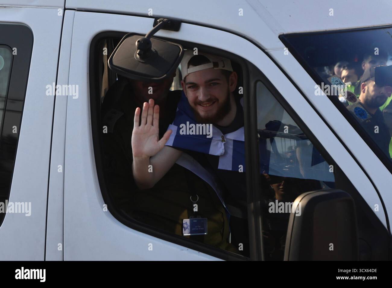 Ramat Gan (Israël. 13 octobre 2025. Un otage libéré arrive dans un hôpital de Ramat Gan, Israël, 13 octobre 2025. L’armée israélienne a annoncé lundi que tous les otages encore vivants détenus par le Hamas à Gaza se trouvaient désormais en Israël, alors que le pays commençait à libérer des prisonniers palestiniens. Crédit : Jamal Awad/Xinhua/Alamy Live News Banque D'Images Ramat Gan (Israël. 13 octobre 2025. Un otage libéré arrive dans un hôpital de Ramat Gan, Israël, 13 octobre 2025. L’armée israélienne a annoncé lundi que tous les otages encore vivants détenus par le Hamas à Gaza se trouvaient désormais en Israël, alors que le pays commençait à libérer des prisonniers palestiniens. Crédit : Jamal Awad/Xinhua/Alamy Live News Banque D'Images
