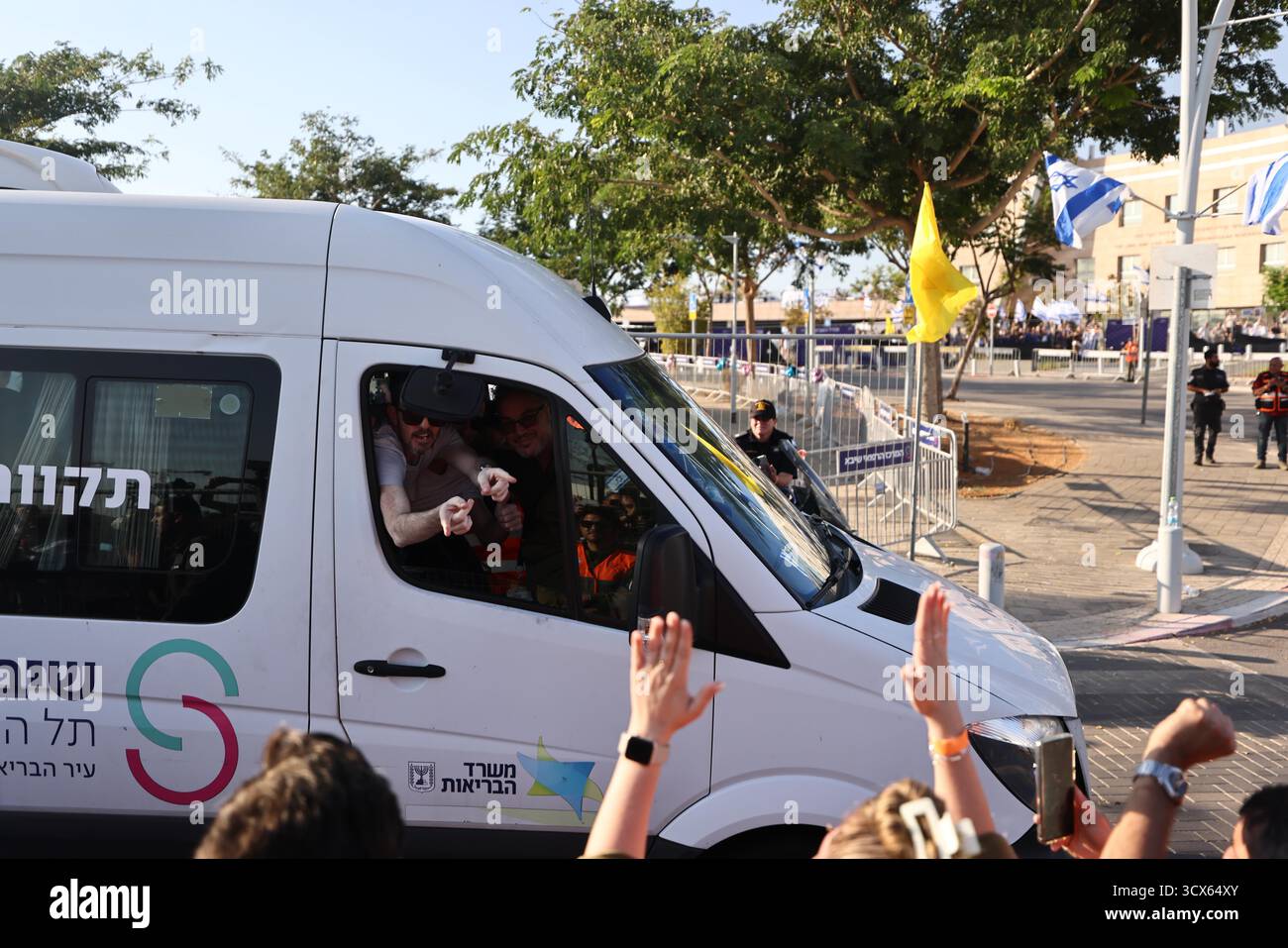 Ramat Gan (Israël. 13 octobre 2025. Un otage libéré arrive dans un hôpital de Ramat Gan, Israël, 13 octobre 2025. L’armée israélienne a annoncé lundi que tous les otages encore vivants détenus par le Hamas à Gaza se trouvaient désormais en Israël, alors que le pays commençait à libérer des prisonniers palestiniens. Crédit : Jamal Awad/Xinhua/Alamy Live News Banque D'Images Ramat Gan (Israël. 13 octobre 2025. Un otage libéré arrive dans un hôpital de Ramat Gan, Israël, 13 octobre 2025. L’armée israélienne a annoncé lundi que tous les otages encore vivants détenus par le Hamas à Gaza se trouvaient désormais en Israël, alors que le pays commençait à libérer des prisonniers palestiniens. Crédit : Jamal Awad/Xinhua/Alamy Live News Banque D'Images
