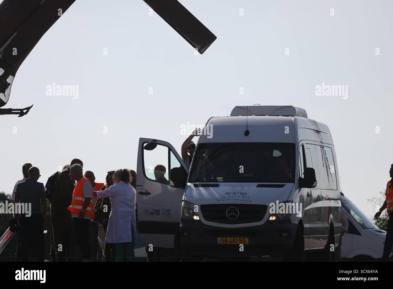 Ramat Gan (Israël. 13 octobre 2025. Un otage libéré arrive dans un hôpital de Ramat Gan, Israël, 13 octobre 2025. L’armée israélienne a annoncé lundi que tous les otages encore vivants détenus par le Hamas à Gaza se trouvaient désormais en Israël, alors que le pays commençait à libérer des prisonniers palestiniens. Crédit : Jamal Awad/Xinhua/Alamy Live News Banque D'Images Ramat Gan (Israël. 13 octobre 2025. Un otage libéré arrive dans un hôpital de Ramat Gan, Israël, 13 octobre 2025. L’armée israélienne a annoncé lundi que tous les otages encore vivants détenus par le Hamas à Gaza se trouvaient désormais en Israël, alors que le pays commençait à libérer des prisonniers palestiniens. Crédit : Jamal Awad/Xinhua/Alamy Live News Banque D'Images