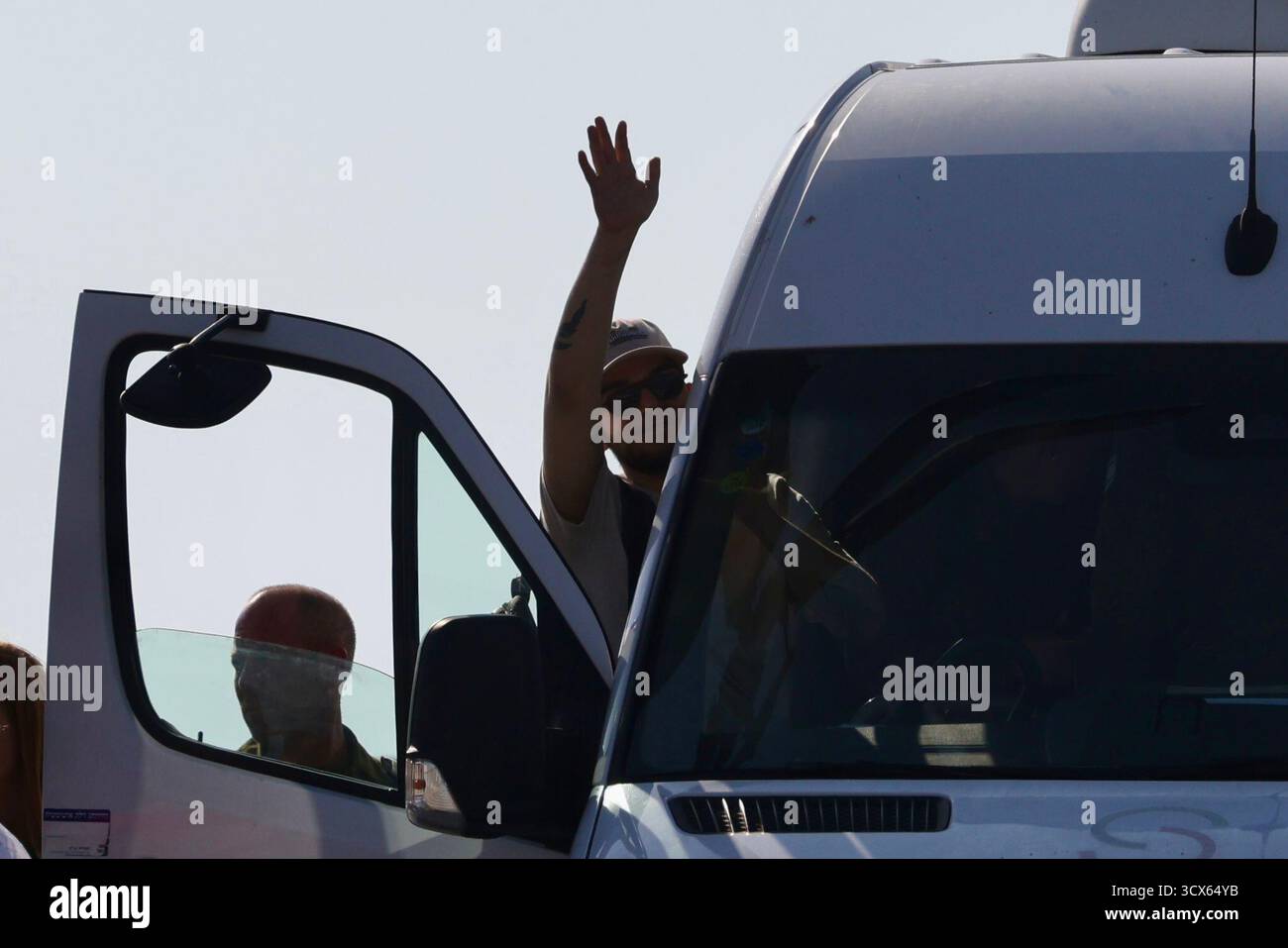 Ramat Gan (Israël. 13 octobre 2025. Un otage libéré arrive dans un hôpital de Ramat Gan, Israël, 13 octobre 2025. L’armée israélienne a annoncé lundi que tous les otages encore vivants détenus par le Hamas à Gaza se trouvaient désormais en Israël, alors que le pays commençait à libérer des prisonniers palestiniens. Crédit : Jamal Awad/Xinhua/Alamy Live News Banque D'Images Ramat Gan (Israël. 13 octobre 2025. Un otage libéré arrive dans un hôpital de Ramat Gan, Israël, 13 octobre 2025. L’armée israélienne a annoncé lundi que tous les otages encore vivants détenus par le Hamas à Gaza se trouvaient désormais en Israël, alors que le pays commençait à libérer des prisonniers palestiniens. Crédit : Jamal Awad/Xinhua/Alamy Live News Banque D'Images