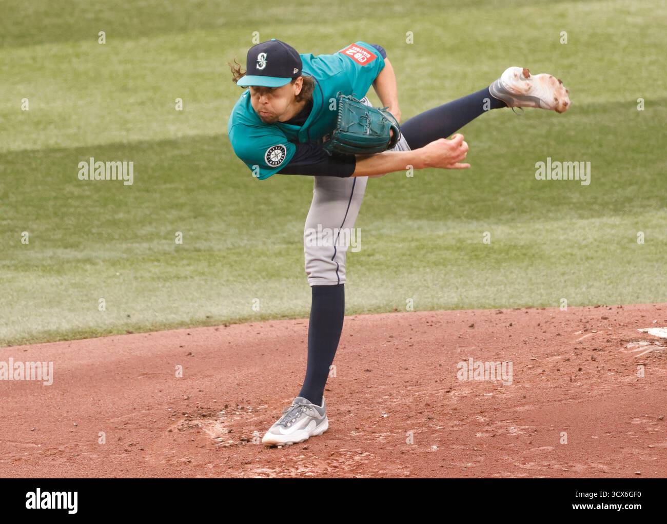 Toronto, Canada. 13 octobre 2025. Le lanceur débutant des Seattle Mariners Logan Gilbert (36) lance la première manche contre les Blue Jays de Toronto lors du deuxième match de la série du championnat de la Ligue américaine MLB au Rogers Center à Toronto, Canada, le lundi 13 octobre 2025. Photo de John Angelillo/UPI crédit : UPI/Alamy Live News Banque D'Images