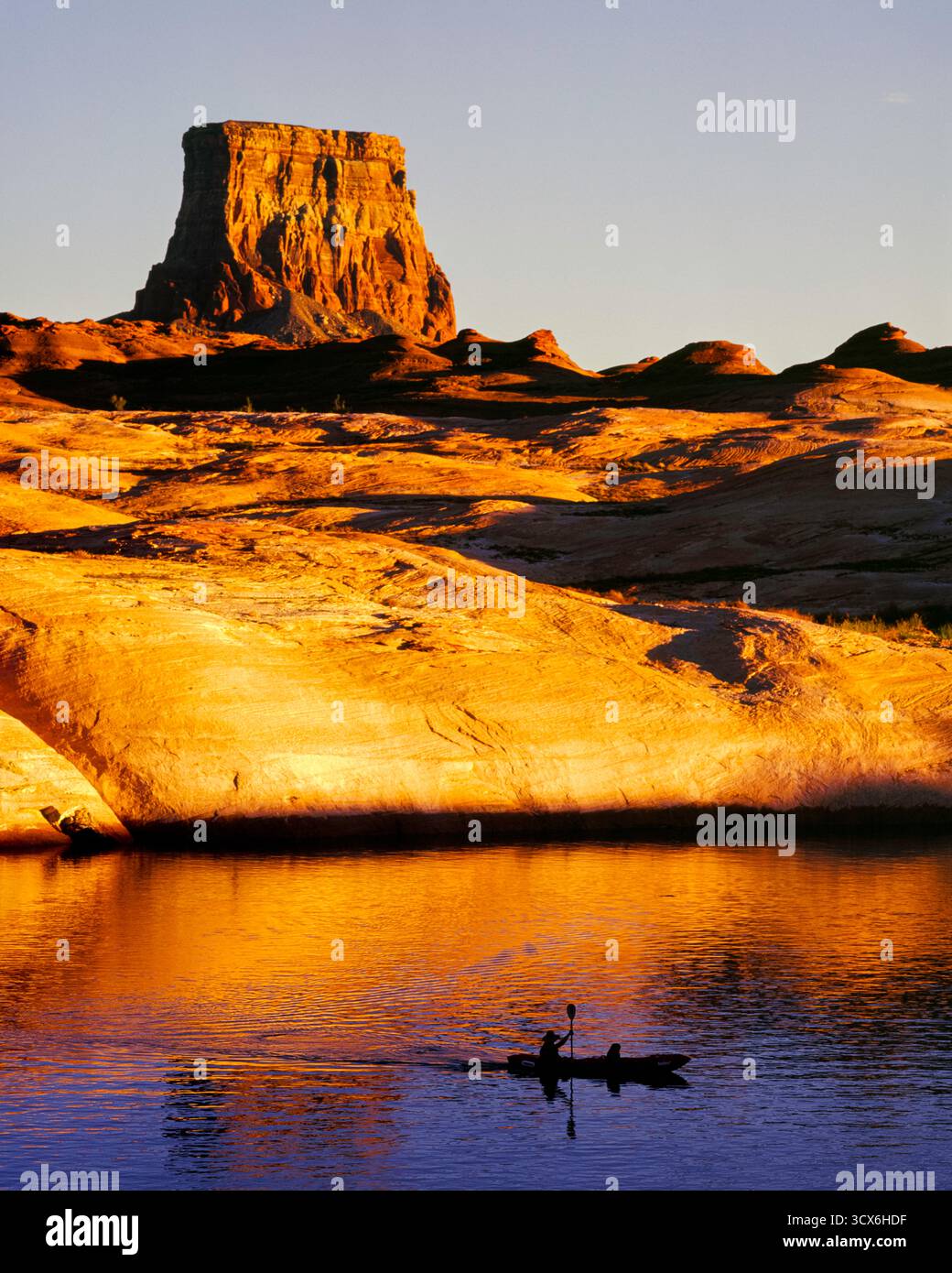 Kayak en dessous de Tower Butte dans Labyrinth Canyon, Lake Powell, Arizona Banque D'Images