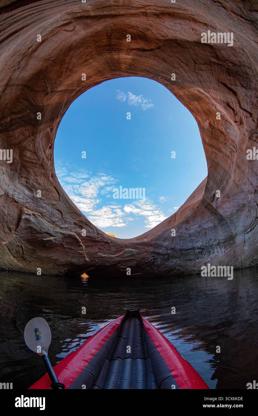 Kayak à l'intérieur de l'arche double-O, Rock Creek Bay, Lake Powell, Utah Banque D'Images