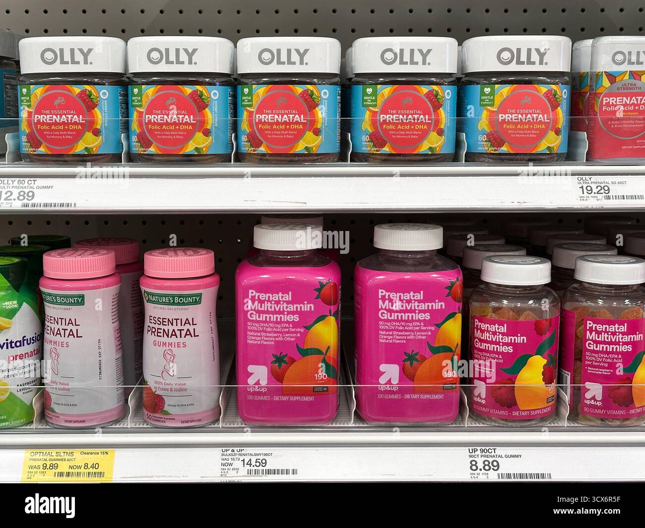 Novi, Michigan , États-Unis - 5 octobre 2025 : étagère de vente au détail de plusieurs marques de vitamines gommeuses prénatales, Olly, nature Bounty, et plus et plus, de formulations acide folique et DHA au magasin Target Banque D'Images