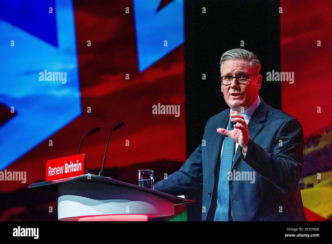 Liverpool, Royaume-Uni. 30 septembre 2025. Keir Starmer à la Conférence du travail 2025 après la fin de la saison des conférences nationales pour les partis politiques britanniques, les deux grands partis traditionnels ont été laissés pour compte par le parti populiste de droite réformiste britannique. Une vague de nationalisme a été observée au Royaume-Uni avec des drapeaux hissés sur les lampadaires et des manifestations anti-immigration et d'extrême droite organisées dans les grandes villes et à l'extérieur des hôtels hébergeant des demandeurs d'asile. Le parti travailliste au pouvoir et le parti conservateur de l'opposition officielle ont tous deux été accusés de passer à la droite avec les politiques i. Banque D'Images