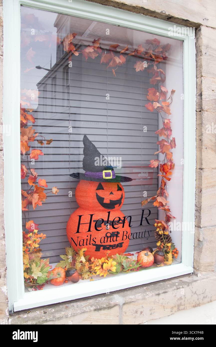 Décoration d'Halloween dans la fenêtre du magasin de ongles et de beauté Banque D'Images