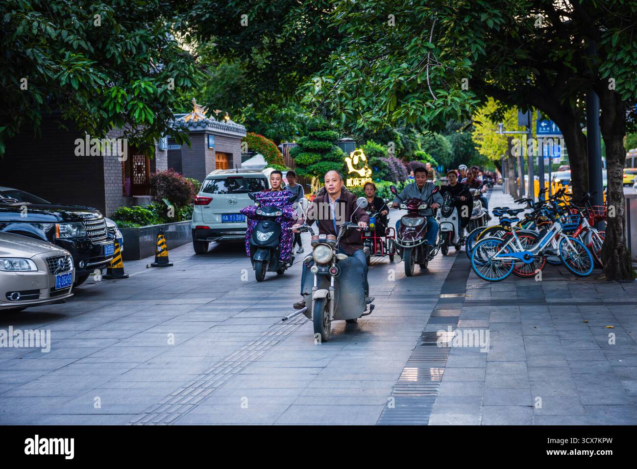 Chengdu, Chine - 28 septembre 2018 : hommes sur scooters à l'heure de pointe dans le centre-ville de Chengdu. Banque D'Images