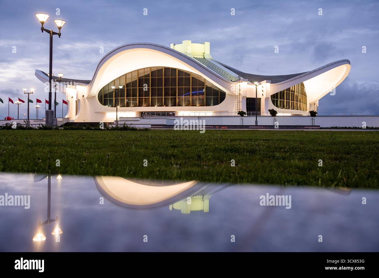 Minsk, Biélorussie - 07 mai 2015 - architecture moderne du milieu du siècle du Centre national des expositions BelExpo avec conception de toit incurvé au crépuscule. Banque D'Images