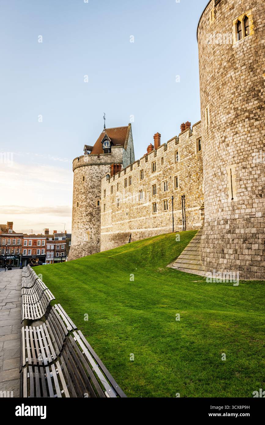 11 mars 2025, Windsor, Royaume-Uni : mur extérieur du château de Windsor - une résidence de la famille royale britannique Banque D'Images