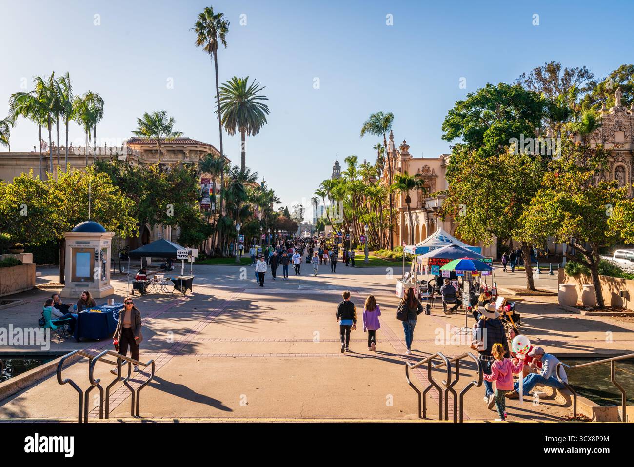 16 novembre 2024, San Diego, CA : les gens profitent du samedi après-midi à Balboa Park - une destination de week-end populaire à San Diego, Californie Banque D'Images